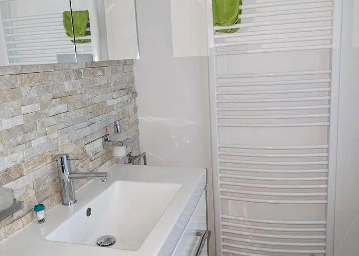 Wunderschoene 3 Zimmerwohnung Mit Bergblick In Celerina *